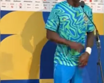Vini se recusa falar espanhol em entrevista da seleção: 'Estou com Brasil'