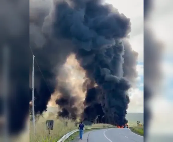 Caminhão que explodiu na BR-101 transportava 63 mil litros de diesel