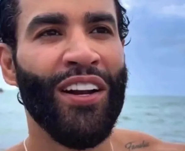 Gusttavo Lima toma banho de mar em Maceió após show e brinca: 'Tirar a inveja e o mau-olhado'
