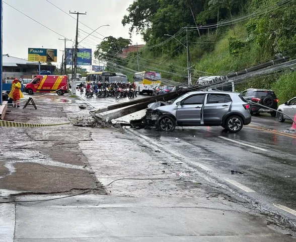 Policial penal cochila ao volante, perde controle de carro e derruba poste na Avenida Leste-Oeste