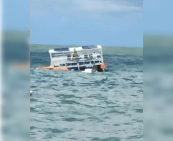 Ventos fortes e mar agitado causaram afundamento de catamarã na Ponta Verde