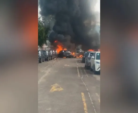 Vídeo: Dois helicópteros caem em pátio de veículos no Rio de Janeiro