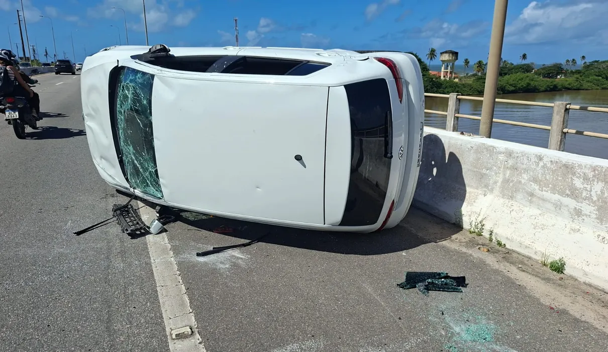 Casal de ciclistas é atropelado na Ponte Divaldo Suruagy, em Marechal; mulher fica em estado grave
