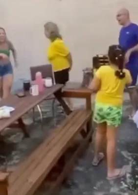 Nem o intestino segurou: reação de idosa ao gol do Brasil viraliza; assista