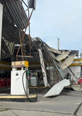 Temporal derruba estrutura de posto de combustíveis em frente ao Rei Pelé, em Maceió