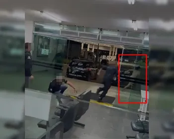 Após quebrar iPhone de R$ 12 mil, travesti xinga policial de "macaco"