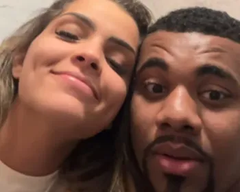 Davi Brito mostra namorada em seu colo enquanto faz cocô