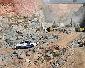 Detonação de rochas interdita dois sentidos da BR-104, em Murici