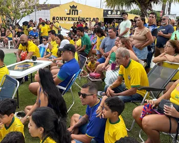 Maceioenses lotam praça e comemoram vitória do Brasil sobre o Japão