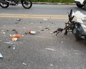 Motociclista invade contramão, bate em caminhão e fica ferido em Maceió