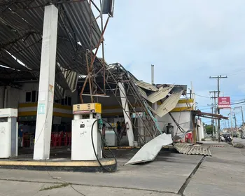 Temporal derruba estrutura de posto de combustíveis em frente ao Rei Pelé, em Maceió