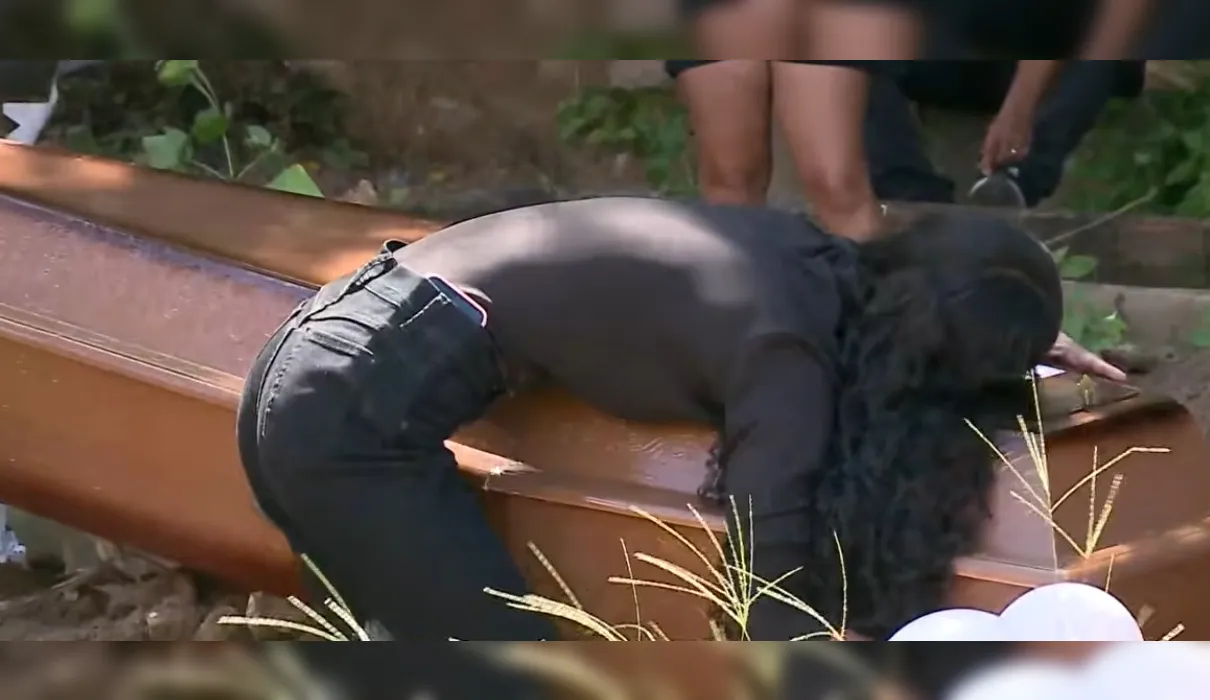 Com homenagens, mulher que teve o corpo queimado pelo companheiro é sepultada em Maceió