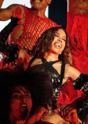 Vídeo: Anitta 'incorpora' no palco em SP e provoca reações na web