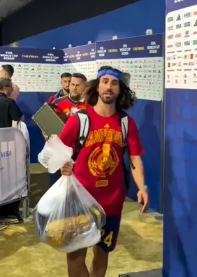 Atitude de Cucurella com taça da Copa do Mundo viraliza