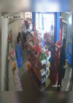 Câmeras registram homem furtando pacotes de café em mercadinho no Tabuleiro