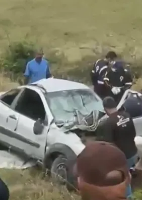 Carro capota e despenca em ribanceira às margens da AL-220