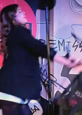 Comediante é alvo de cadeirada em show; Veja o momento