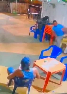 Homem esfaqueia colega em bar e acaba preso ao se esconder em telhado