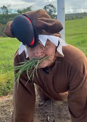 Homem que passou cinco dias vestido de vaca ganha tratamento dentário de Carlinhos Maia