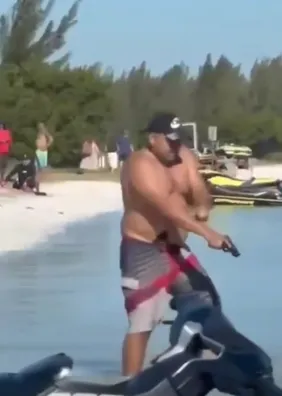 Homem tenta atirar contra banhista na praia, mas arma falha