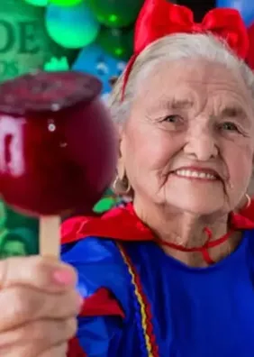Idosa de 92 anos encanta com aniversário temático da Branca de Neve ao lado dos sete filhos
