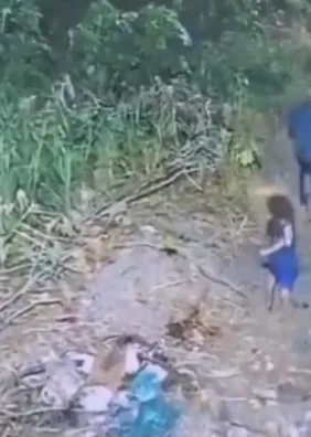 Imagens mostram criança de 6 anos chegando ao terreno onde foi morta em Maceió