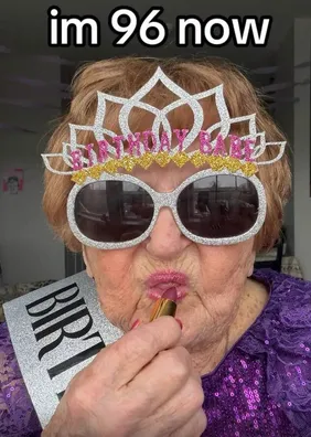 Influenciadora de 96 anos é ameaçada de expulsão de asilo por promover festas 'agitadas' com álcool
