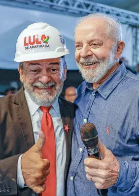 ‘Lula de Arapiraca’ é levado à delegacia suspeito de danificar gramado no Lago da Perucaba