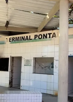 Moradores denunciam abandono e risco no antigo terminal de ônibus do Pontal da Barra