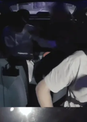 Motorista expulsa passageiros de carro após fala racista sobre música