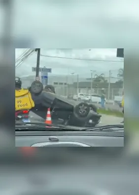 Mulher fica ferida após capotamento de veículo no bairro do Benedito Bentes