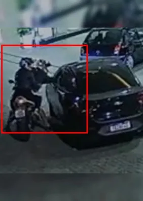 Mulher leva tapa de motociclista após confusão de trânsito