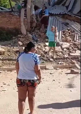 Mulher pula de prédio para escapar da morte em cidade do interior; veja vídeo