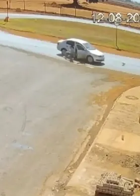 Mulher se joga de carro em movimento por medo de ser morta por marido