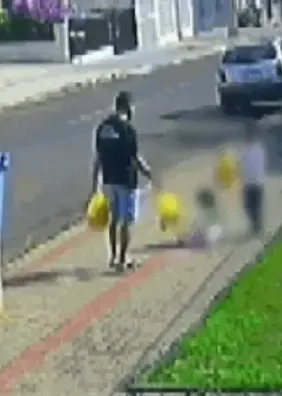 Pai é flagrado chutando filha de 3 anos em via pública; vídeo causa revolta