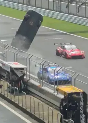 Piloto brasileiro tem carro arremessado no ar em acidente no SuperGT