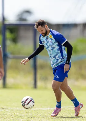 Recém-chegado, Alan James vive expectativa de estrear pelo CSA em jogo decisivo