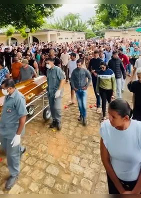 Sob forte comoção, familiares e amigos se despedem de servidora atropelada por caminhão em Alagoas