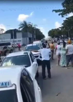 Susto e correria: vídeo mostra início de tiroteio durante perseguição policial em Maceió