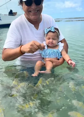 Tom Cavalcante leva a netinha às piscinas naturais da Pajuçara. Veja vídeo