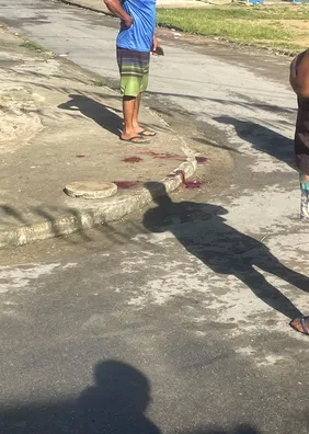 Vídeo: após furto, suspeitos batem carro em muro e fogem por mata no Benedito Bentes
