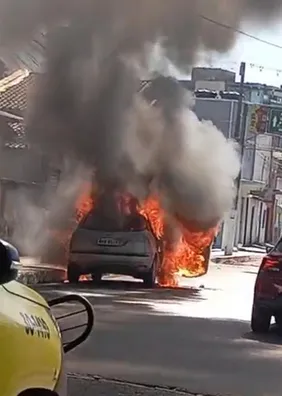 Vídeo: carro fica destruído após incêndio em Arapiraca