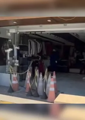 Vídeo: carro invade loja e destrói parte da estrutura na Mangabeiras