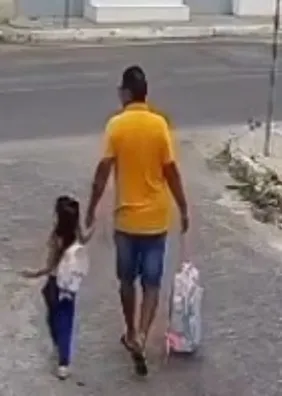 Vídeo: com o pai morto, criança se protegeu de tiroteio atrás de poste de luz