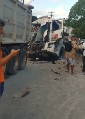Caminhão perde os freios, atinge veículos e deixa quatro feridos na Cambona