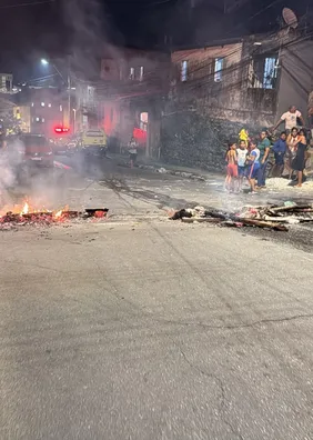 Vídeo: moradores do Jacintinho bloqueiam ladeira em protesto por falta de água