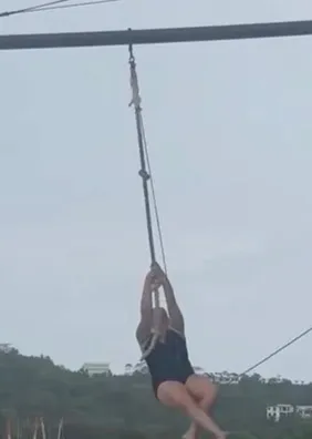 Vídeo mostra o momento em que turista lesiona região íntima em cruzeiro