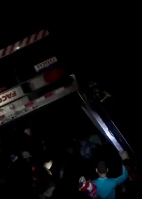 Vídeo mostra população saqueando carga de carne após carreta capotar na BR-101