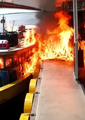Barco explode durante abastecimento e passageiros escapam por segundos
