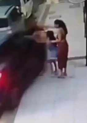 Condutora perde controle de veículo e atinge mãe que estava com criança no colo em calçada